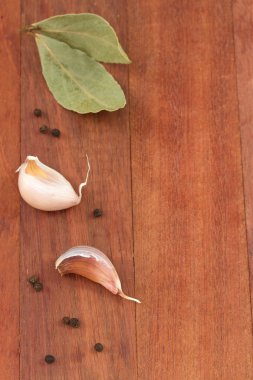 Defne yaprağı ve kara biber sarımsak