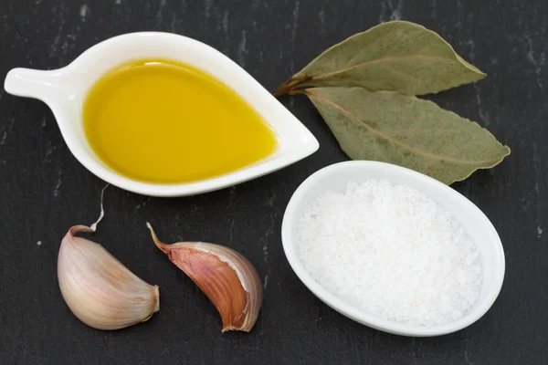 Olivenöl in einer kleinen Schüssel mit Knoblauch — Stockfoto