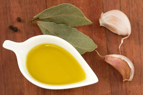 Oliwy z oliwek w małej miseczce z czosnkiem — Zdjęcie stockowe