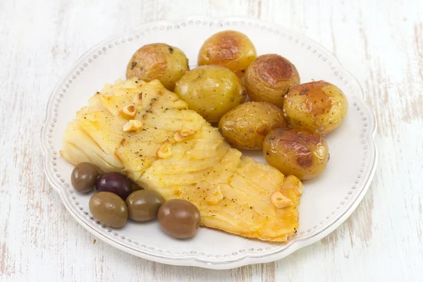 Ryby z ziemniaków i oliwki — Zdjęcie stockowe