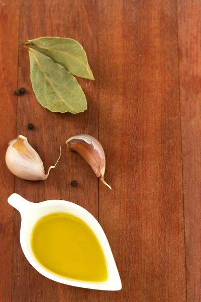Oil with garlic and bay leaf — Stock Photo, Image