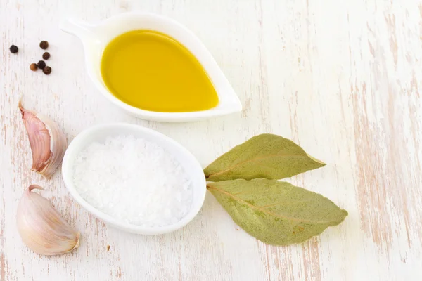 Olej z solą, czosnkiem i liść laurowy — Zdjęcie stockowe
