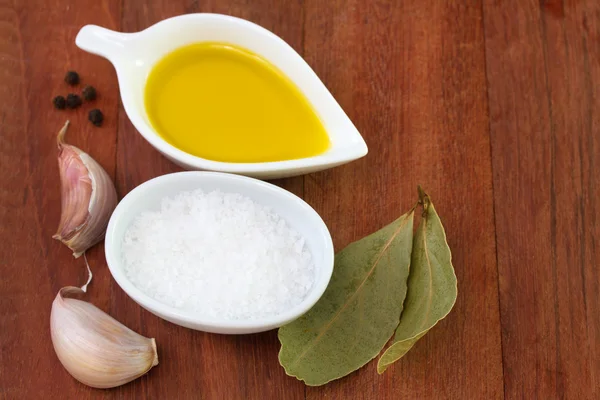 Oil with garlic and bay leaf — Stock Photo, Image