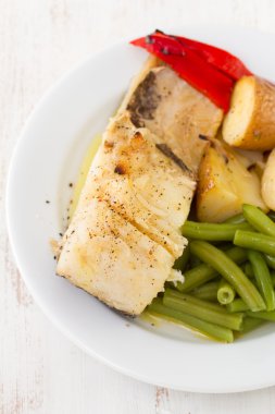 tabakta sebze ile balık접시에 야채와 생선