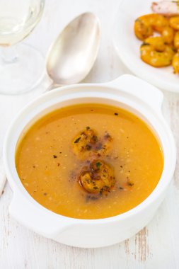 Deniz mahsulleri çorbası