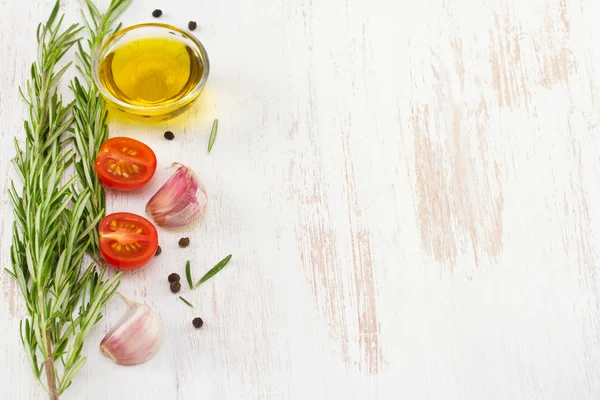 Rosmarin mit Öl und Knoblauch — Stockfoto