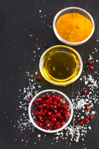 Pink pepper with olive oil — Stock Photo, Image