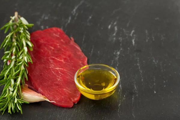 Rauw vlees met olie — Stockfoto