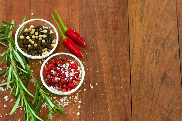 胡椒与盐和迷迭香 — 图库照片