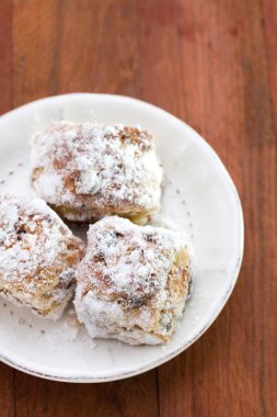 Beyaz tabakta çerezler