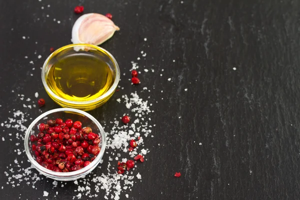 Óleo com pimenta rosa — Fotografia de Stock