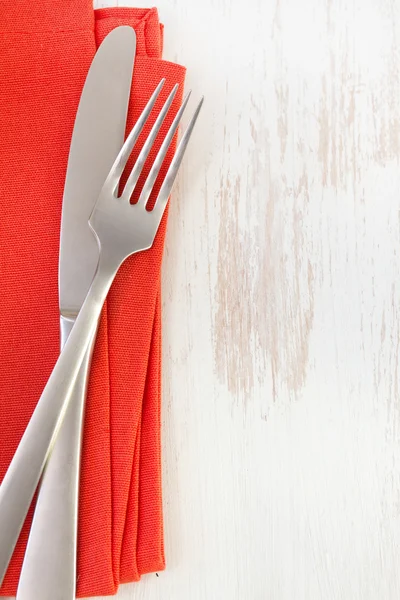 Serviette mit Messer und Gabel auf weißem Hintergrund — Stockfoto