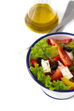 Beyaz arka plan üzerinde kase salata