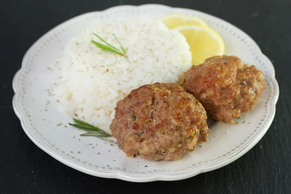 Meatballs with boiled rice and lemon — Stock Photo, Image