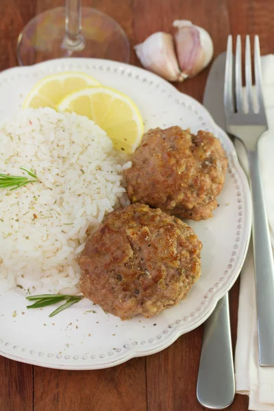 Meatballs with boiled rice and lemon — Stock Photo, Image