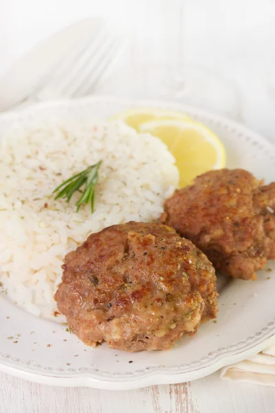 Meatballs with rice and lemon on plate — Stock Photo, Image