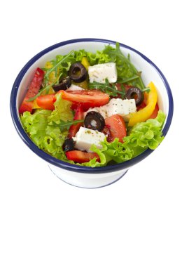 Beyaz arka plan üzerinde izole kase salata