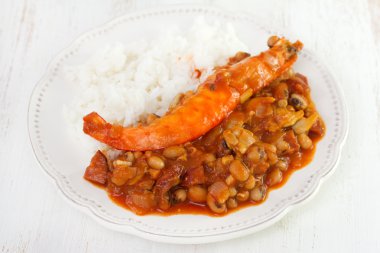 Deniz ürünleri ve pirinç ile fasulye