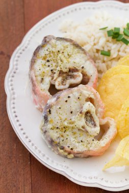 Balık haşlanmış pirinç ve patates cipsi ile