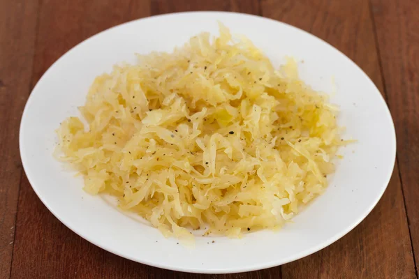 Sauerkraut en plato blanco — Foto de Stock