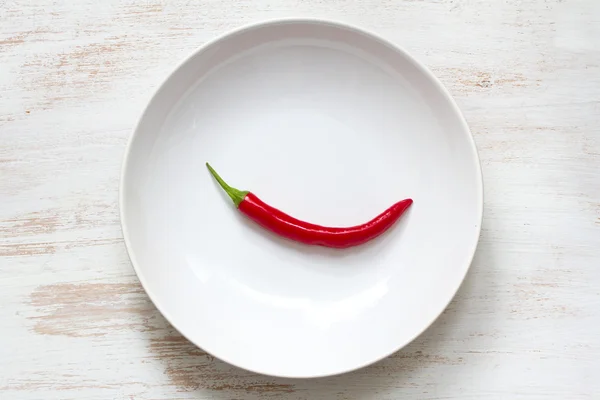 Pimenta vermelha na placa branca — Fotografia de Stock