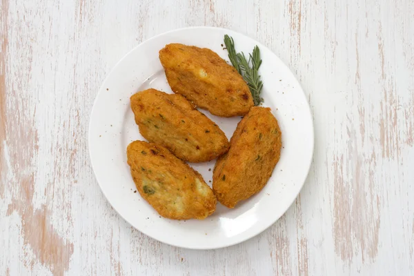 Balık kroket plaka üzerinde — Stok fotoğraf