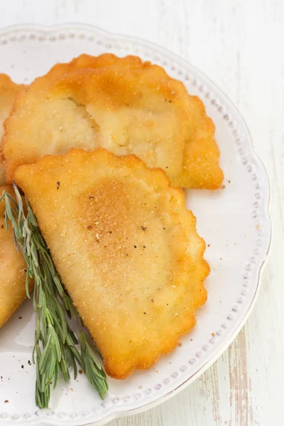 Kött kroketter på vit platta — Stockfoto