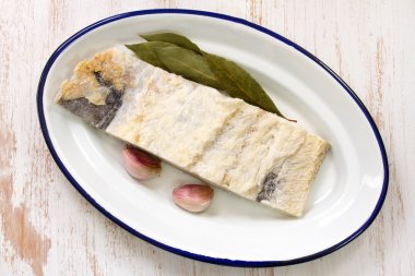 Defne yaprağı ile tuzlu morina