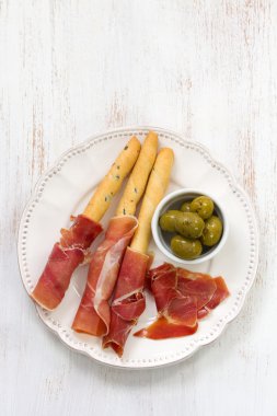 Prosciutto beyaz plaka üzerinde zeytinli
