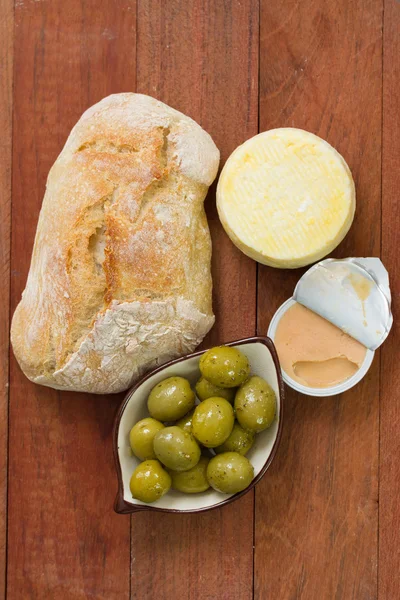 Pane con olive, patè e olio d'oliva — Foto Stock