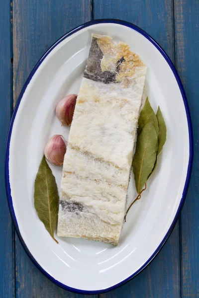 Bacalhau salgado com folha baia — Fotografia de Stock