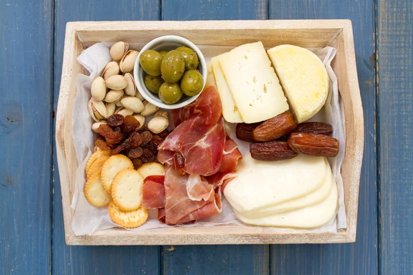 Queijo com presunto, biscoitos, azeitonas — Fotografia de Stock