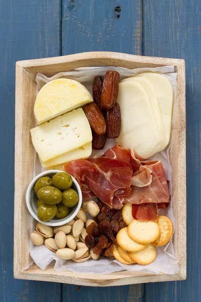 Сыр с ветчиной, печеньем, оливками — стоковое фото