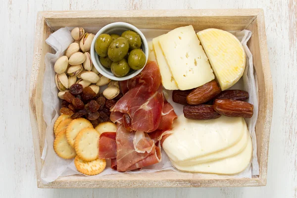 Fromage au prosciutto, biscuits, olives — Photo