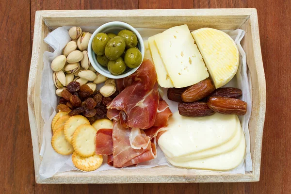 Fromage au prosciutto, biscuits, olives — Photo