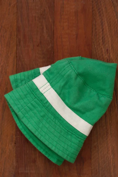 Chapéu de bebê verde — Fotografia de Stock