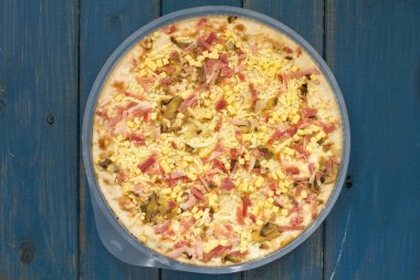 Pizza plastik mavi arka planda