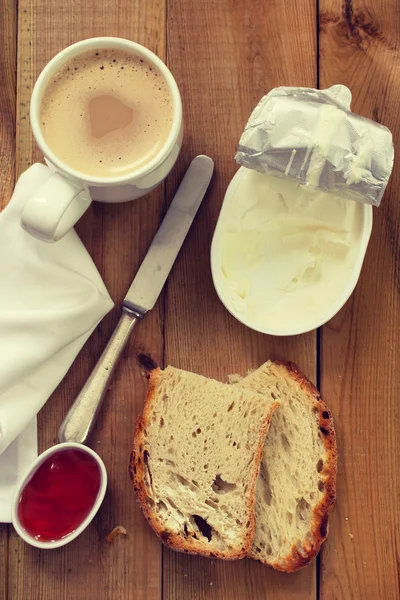 Kaffe med mjölk och bröd — Stockfoto