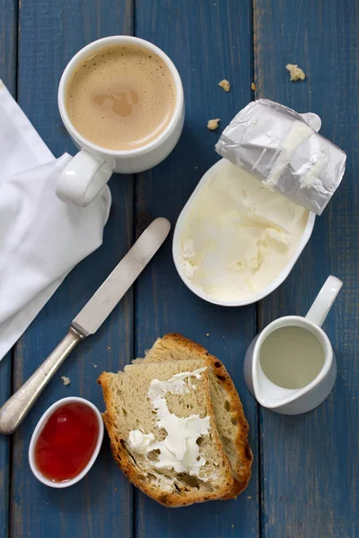 Coffee with milk, bread, jam and cheese — Stock Photo, Image