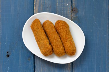 Et croquete beyaz çanak üzerinde