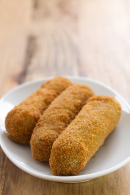 Et croquete beyaz çanak üzerinde