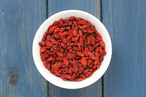 Baies de goji dans un bol — Photo