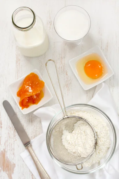 面粉加鸡蛋和牛奶 — 图库照片