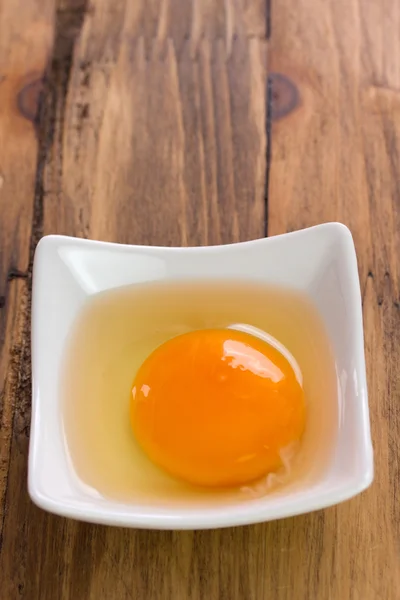 Surowe jajko w misce biały — Zdjęcie stockowe