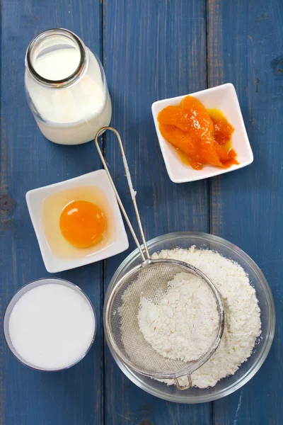 Flour in bowl with egg and milk — Stock Photo, Image