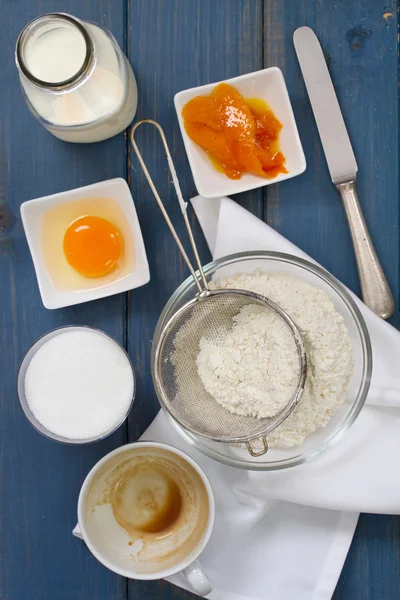 Flour in bowl with egg and milk — Stock Photo, Image