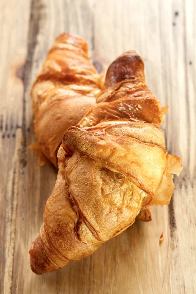 Croissant su fondo di legno — Foto Stock