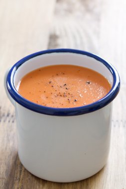 Beyaz fincan domates çorbası