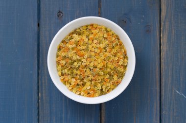 Beyaz kase kuru makarna yıldızlarda