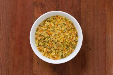 Beyaz kase kuru makarna yıldızlarda